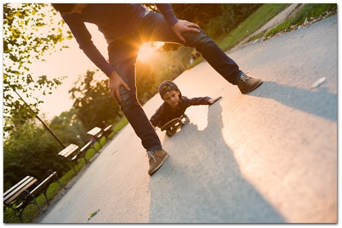 Dreng ligger på skateboard