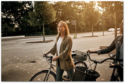 To unge kvinder trækker deres cykler